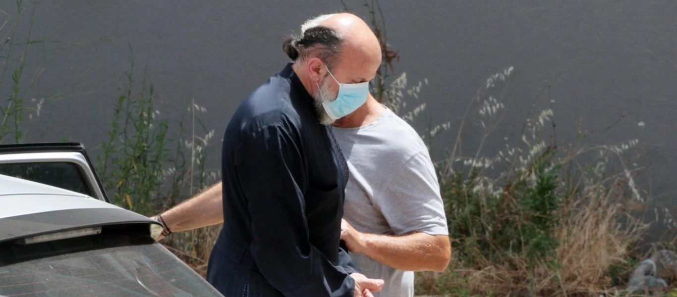 Αγρίνιο: Η μητέρα των κοριτσιών που φέρονται να βιάστηκαν από τον ιερέα... κατέθεσε υπέρ του βιαστή των παιδιών της!